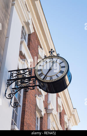 Grande horloge murale décorative monté sur l'extérieur du bâtiment dans l'alésage, Rue Lichfield.Il a été présenté à la ville par Mme Swinfen-Broun en 1928 Banque D'Images