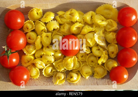 Tortellini frais séché et tomates cerises Banque D'Images