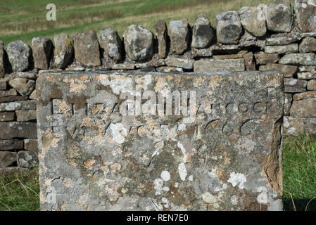 Portrait de pierre tombale dans la Riley tombe près de Eyam dans le Peak District, Derbyshire, Angleterre. Les victimes de l'épidémie de peste du 17ème siècle. Banque D'Images