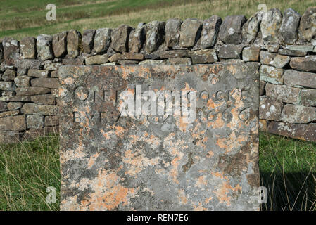 Portrait de pierre tombale dans la Riley tombe près de Eyam dans le Peak District, Derbyshire, Angleterre. Les victimes de l'épidémie de peste du 17ème siècle. Banque D'Images