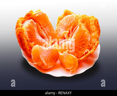 Mandarin cassé, la mandarine peel sur une plaque blanche. Tranches d'orange juteuse le mandarin sont sur l'écorce. Still Life with Mandarin. isolated Banque D'Images