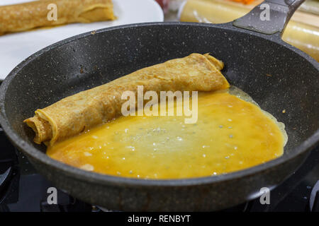 Processus de cuisson omelette japonaise rouleau. Une omelette de friture dans une casserole Banque D'Images