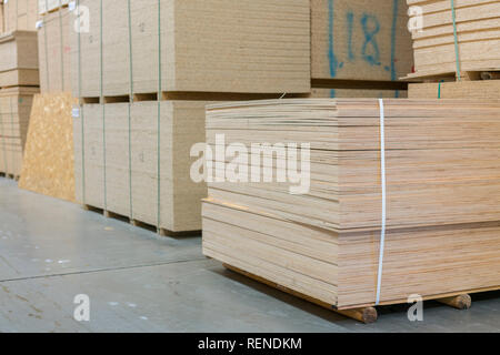 Dans l'entrepôt de bois. Avec les conseils de palettes dans le magasin de matériel. Paniers-boards dans le bâtiment Magasin. matériaux de construction. entrepôt avec variété de timb Banque D'Images