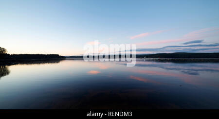 La surface de placid Kielder Water au crépuscule dans le Northumberland, en Angleterre. Le lac artificiel est partie de Kielder Water et parc forestier et dans Northumbe Banque D'Images