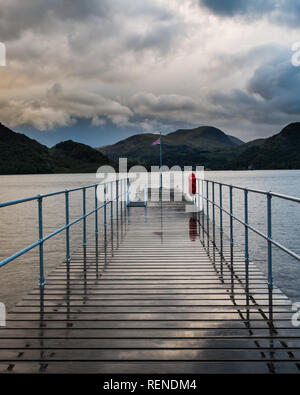 Aira Force jetée sur Ullswater dans le district du lac sous un ciel orageux. Banque D'Images