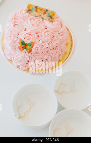 Gâteau d'anniversaire rose décoré de fleurs roses Banque D'Images