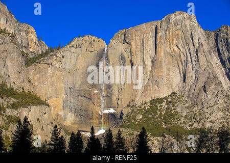 Un arc-en-ciel représenté dans le brouillard ou la pulvérisation à Yosemite falls in Yosemite National Park, Californie pendant la fermeture partielle du gouvernement des États-Unis ; w Banque D'Images