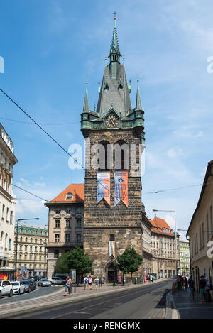 PRAGUE, RÉPUBLIQUE TCHÈQUE - 2 août : les gens et les voyageurs étrangers et à pied visiter Henry's Bell Tower ou Tour Jindrisska au New Town, Pragu Banque D'Images