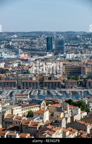 Marseille (sud-est de la France) : vue panoramique de la ville avec le Vieux Port, le port de commerce et le CMA CGM et la Marseillaise des tours dans le Banque D'Images