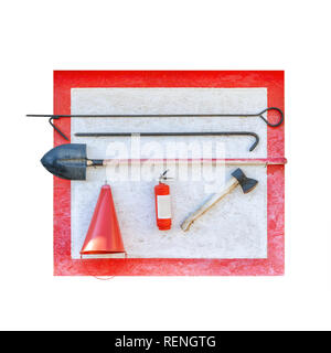 Fixé sur un mur Bouclier de feu avec des outils de lutte contre l'incendie. Pelle, crochet , ax, godet conique, extincteur et d'autres équipements pendu le point d'incendie.Isolated on white Banque D'Images