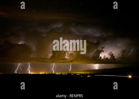 Orage avec de multiples La foudre tombe à Alamogordo au Nouveau-Mexique sous un ciel étoilé près de la montagnes Sacramento Banque D'Images