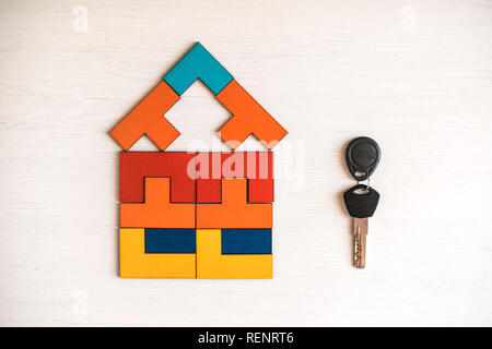 Maison modèle de puzzle en bois avec clé. Banque D'Images