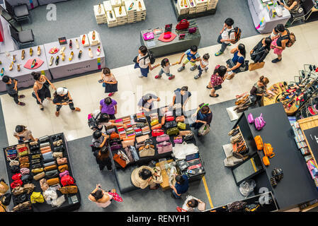 Bangkok, Thaïlande - 21 juillet 2018 : les gens à pied entre les peuplements de la borne 21 Asok Shopping Mall, une vue de dessus. Banque D'Images