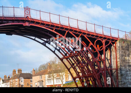 Soleil d'hiver met en évidence la couleur rouge de le pont de fer sur la rivière Severn à Ironbridge, Shropshire, England, UK Banque D'Images