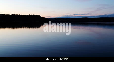 La surface de placid Kielder Water au crépuscule dans le Northumberland, en Angleterre. Le lac artificiel est partie de Kielder Water et parc forestier et dans Northumbe Banque D'Images