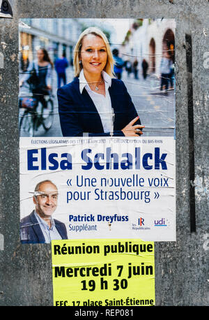 STRASBOURG, FRANCE - JUN 10, 2017 : publicité affiches politiques des élections législatives françaises de 2017 élections législatives françaises de Elsa Schalck Banque D'Images