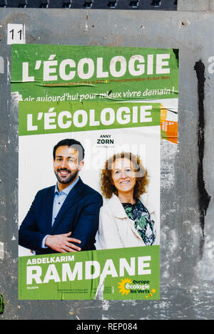 STRASBOURG, FRANCE - JUN 10, 2017 : publicité affiches politiques des élections législatives françaises de 2017 élections législatives françaises de parti de l'écologie Les Verts Banque D'Images