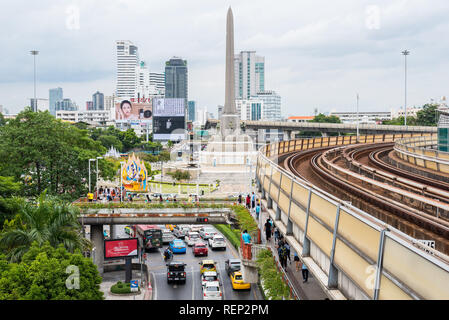 Bangkok, Thaïlande - 12 août 2018 : Victory Monument avec un parc, le trafic de la rue et les rails de BTS. Banque D'Images