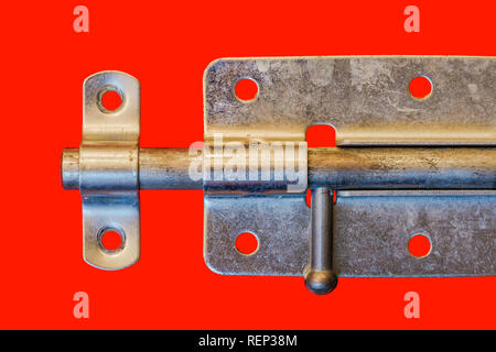 Vis, porte en acier isolé sur fond rouge Banque D'Images