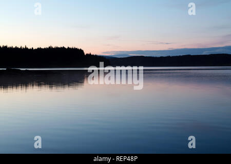 La surface de placid Kielder Water au crépuscule dans le Northumberland, en Angleterre. Le lac artificiel est partie de Kielder Water et parc forestier et dans Northumbe Banque D'Images