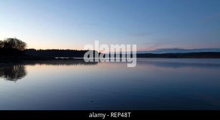 La surface de placid Kielder Water au crépuscule dans le Northumberland, en Angleterre. Le lac artificiel est partie de Kielder Water et parc forestier et dans Northumbe Banque D'Images