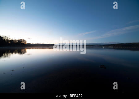 Kielder Water au crépuscule dans le Northumberland, en Angleterre. Le lac artificiel est partie de Kielder Water et parc forestier et dans le Northumberland Da International Banque D'Images