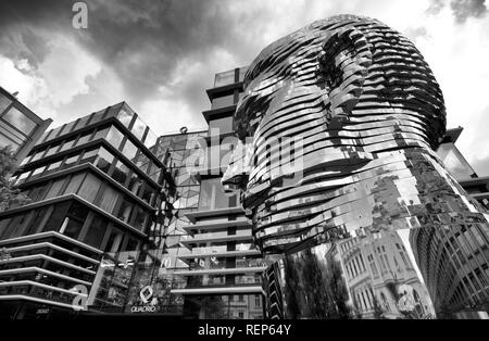 La tête de Franz Kafka (également connu sous le nom de la Statue de Kafka) outdoor sculpture de David Cerny en dehors du Quadrio centre commercial de Prague. Banque D'Images