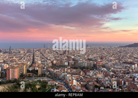 Belle vue sur les toits de la ville de Barcelone au coucher du soleil, Espagne Banque D'Images
