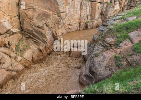 Rivière de montagne boueuse en passant par un canyon étroit, province de Naryn, Kirghizistan Banque D'Images