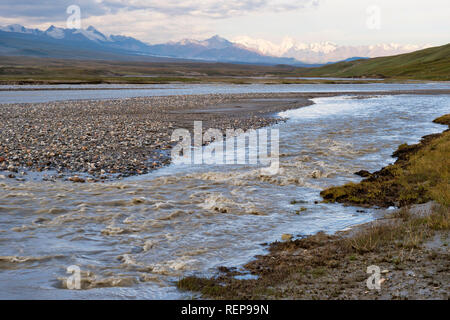 Rivière dans la vallée Sary Jaz, région de l'Issyk Kul, Kirghizistan Banque D'Images