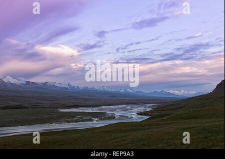 Rivière dans la vallée Sary Jaz, région de l'Issyk Kul, Kirghizistan Banque D'Images
