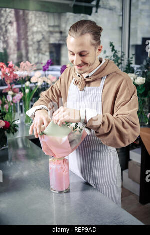 Cheerful blonde jeune designer Création d'ikebana romantique Banque D'Images