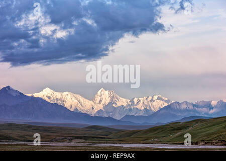 Rivière dans la vallée Sary Jaz, région de l'Issyk Kul, Kirghizistan Banque D'Images