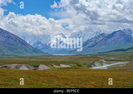 Rivière dans la vallée Sary Jaz, région de l'Issyk Kul, Kirghizistan Banque D'Images