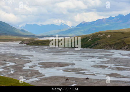 Rivière dans la vallée Sary Jaz, région de l'Issyk Kul, Kirghizistan Banque D'Images