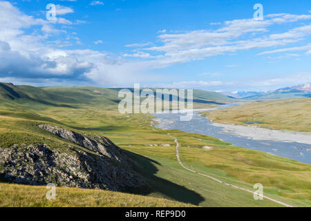 Rivière dans la vallée Sary Jaz, région de l'Issyk Kul, Kirghizistan Banque D'Images