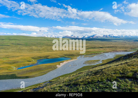 Rivière dans la vallée Sary Jaz, région de l'Issyk Kul, Kirghizistan Banque D'Images