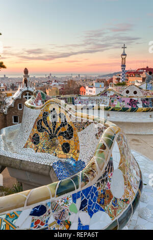 Lever du soleil sur le parc Guell conçu par Antoni Gaudi, Barcelone, Espagne. Banque D'Images