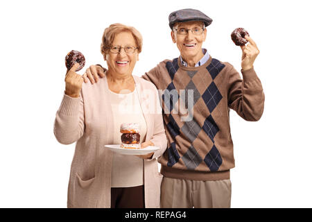 Senior couple holding donuts isolé sur fond blanc Banque D'Images