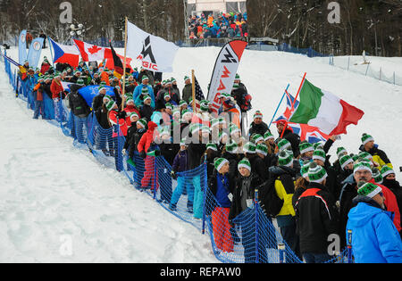 KILLINGTON, États-Unis - 24 novembre : parade d'ouverture à la zone d'arrivée, bas du sentier Superstar au cours de l'AUDI FIS Coupe du Monde de Ski le slalom géant féminin. Banque D'Images