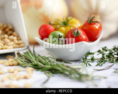 Un plan plein de légumes frais, herbes et épices Banque D'Images