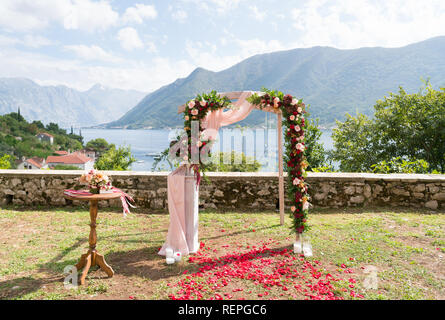 Arch ornée de fleurs fraîches pour une cérémonie de mariage Banque D'Images