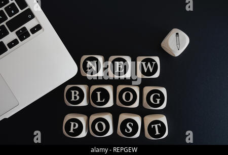 New blog post sur des blocs de bois à côté de coffre Banque D'Images