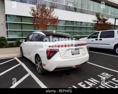 Close-up, vue arrière de Toyota Mirai stationné dans l'assainissement de l'air de stationnement pour véhicule automobile, parmi les premiers véhicules disponibles sur le marché à être alimenté par une pile à combustible à hydrogène, San Ramon, Californie, le 12 décembre 2018. () Banque D'Images