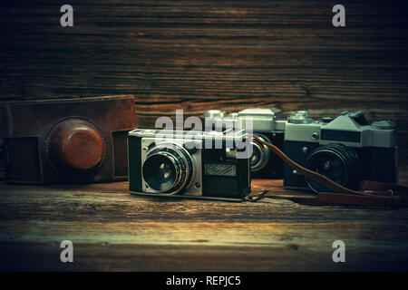 Vintage camera sur table en bois et de l'espace vide pour le texte ou image pour les travaux de conception Banque D'Images