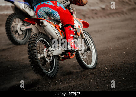 Les motocyclistes de roues enduro trail riding sur terre Banque D'Images