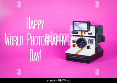 Appareil photo Polaroid sur fond rose avec Happy World Photography 24 Banque D'Images