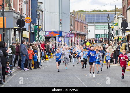 Houghton Dash - Children's Road Running course avec grande foule avant Houghton fête défilé de carnaval 2018, Banque D'Images