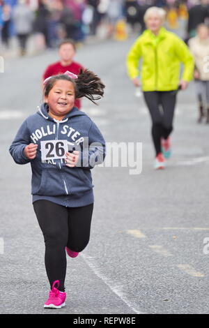 Houghton Dash - Children's Road Running course avec grande foule avant Houghton fête défilé de carnaval 2018, Banque D'Images