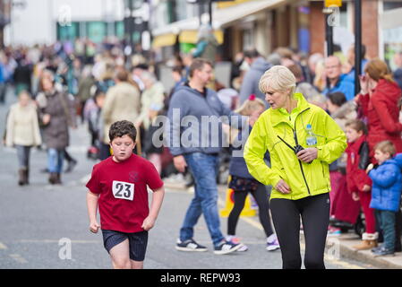 Houghton Dash - Children's Road Running course avec grande foule avant Houghton fête défilé de carnaval 2018, Banque D'Images